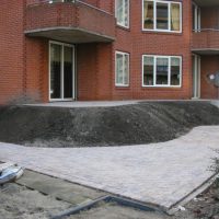 Aanleg van straatwerk in etage tuin in Capelle a/d IJssel