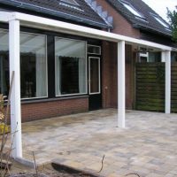 Achtertuin met overkapping