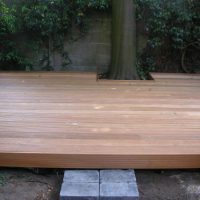 Houten terras onder boom